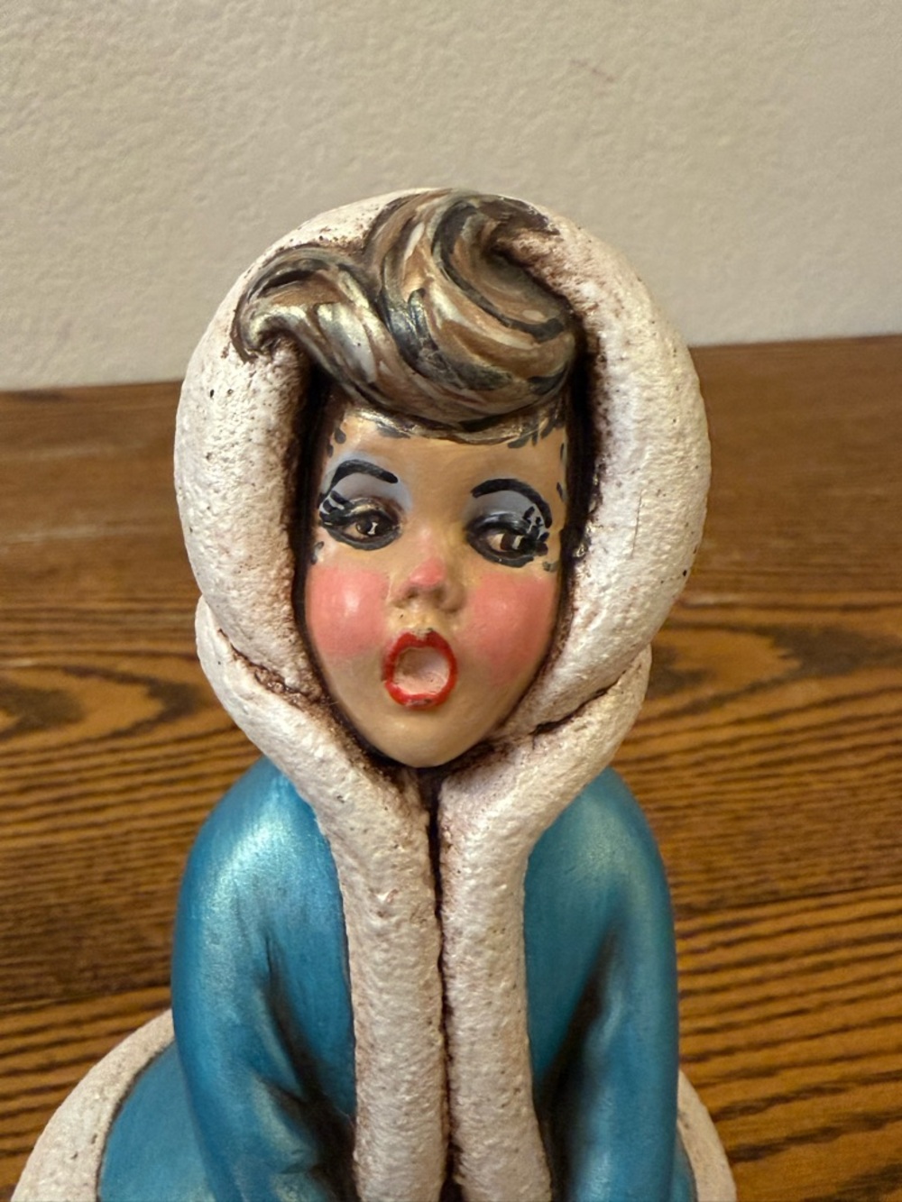 Vintage Atlantic Mold "Windswept Girl" Ceramic Caroler – Hand-Painted VTG WHIMSY - Picture 2 of 16